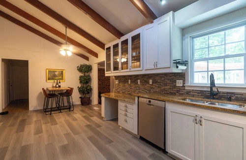 North Charleston House | Only 15 minutes to downtown – Designer Interiors, Cozy Patio & Firepit Nights