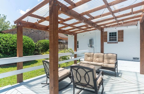 North Charleston House | Only 15 minutes to downtown – Designer Interiors, Cozy Patio & Firepit Nights