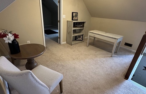 Williamstown House | Only 5 miles from the ark with pool 14 beds.