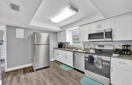 Del-Ida Park Historic District Condo | ⭐Only 5 Minutes To Beach ⭐ Downtown, Fast Wi-fi, Free Parking, Outdoor Grill