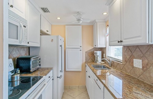 Venice Condo | Only steps from the Beach