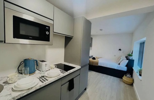 Old Trafford Apartment | OnPoint Apartments - Convenient Studio Apartment - Old Trafford!