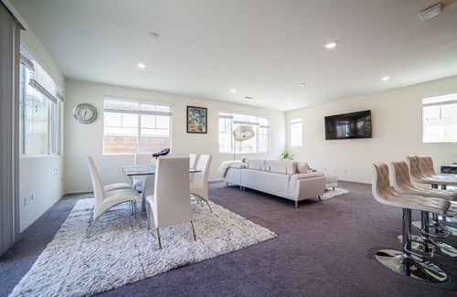 Ontario House | Ontario Cozy 5B/4Ba House/10 Guest/Great location