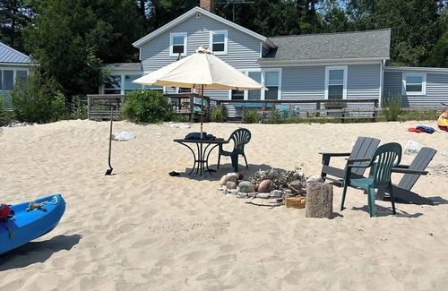 Oostburg Cottage | Oostburg,WI Beach front cottage on Lake Michigan