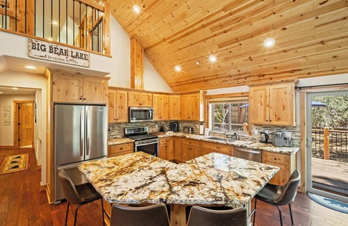 Fox Farm Cabin | Open Concept Cabin! Air Hockey! Fully Fenced Backyard! Deck!