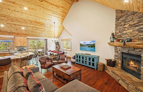 Fox Farm Cabin | Open Concept Cabin! Air Hockey! Fully Fenced Backyard! Deck!
