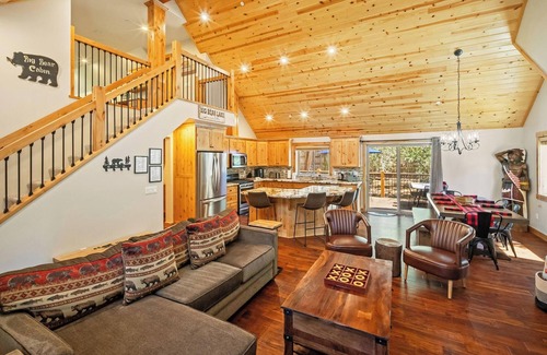 Fox Farm Cabin | Open Concept Cabin! Air Hockey! Fully Fenced Backyard! Deck!