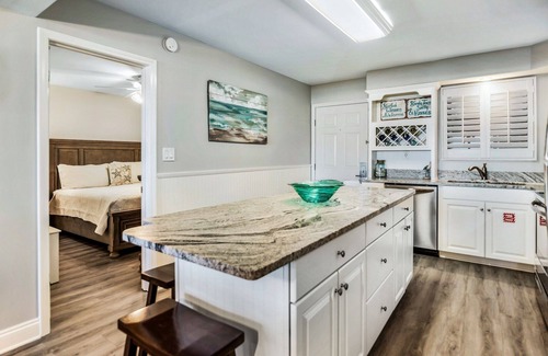 Holiday Isle Condo | OPEN CONCEPT FLOOR PLAN, LARGER THAN A STANDARD 1 BEDROOM! 1 FREE BEACH CHAIR SE