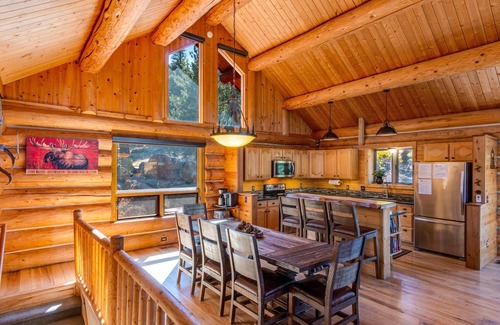 Carriage Hills House | Open Concept Spectacular Views 4 Bed 4 Ba w 2 King Ensuite’s 1+ Acre Hot Tub!