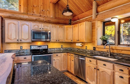 Carriage Hills House | Open Concept Spectacular Views 4 Bed 4 Ba w 2 King Ensuite’s 1+ Acre Hot Tub!