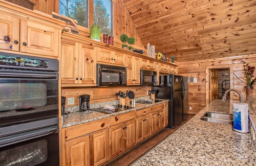 Black Bear Falls Cabin | OPEN FOR '26 8 Bedrooms 8 Bath Double Kitchen, double hot tubs, sleeps up to 30