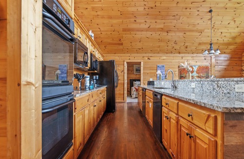 Black Bear Falls Cabin | OPEN FOR '26 8 Bedrooms 8 Bath Double Kitchen, double hot tubs, sleeps up to 30