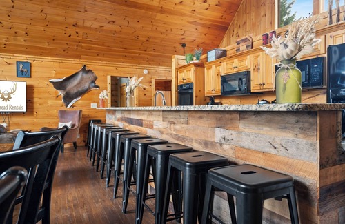 Black Bear Falls Cabin | OPEN FOR '26 8 Bedrooms 8 Bath Double Kitchen, double hot tubs, sleeps up to 30