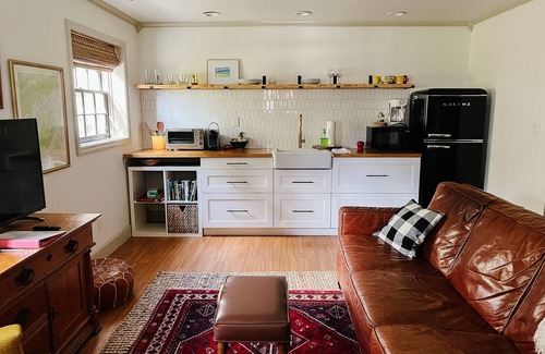 Miller Southside Apartment | OPEN for VT Football 2025! Steps to Lane Cozy 2 bed Blacksburg Apartment