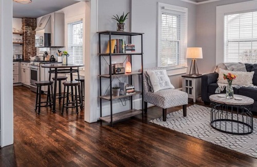 Sans Souci House | Open Hearth Cottage- 3 miles to Downtown + Furman
