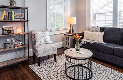 Sans Souci House | Open Hearth Cottage- 3 miles to Downtown + Furman