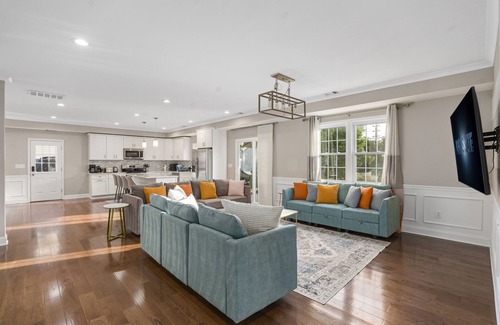 West Falls Church House | Open living to gather together w/bright & colorful, and 11 miles to DC