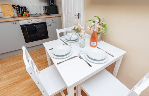 Bournemouth Apartment | Open Mind Property - Studio for 4 Guests - Parking