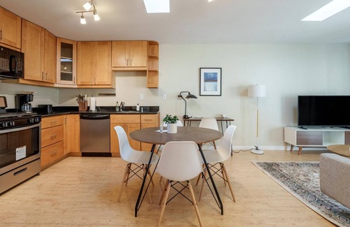 University South Apartment | Open Palo Alto 1BR w/Parking, nr Shops & Tech Companies, by Blueground