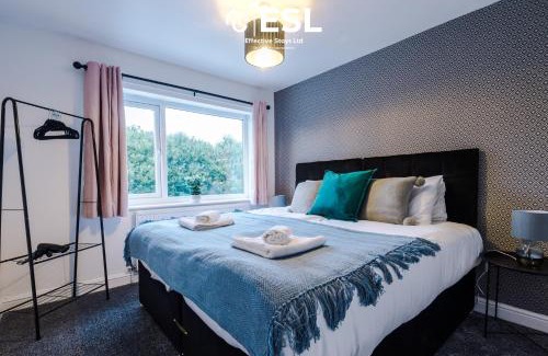 Blacon House | Open Plan - 3 Bedroom House - Garden and Outdoor Seating - Driveway Parking - Short Drive to City Centre