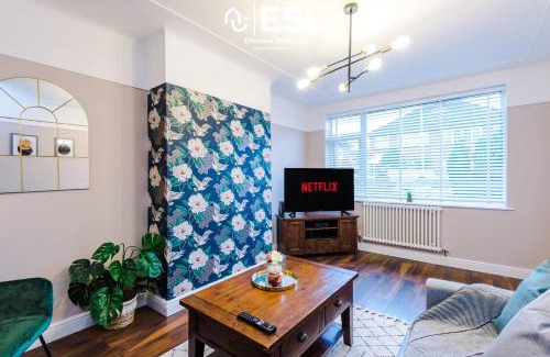 Blacon House | Open Plan - 3 Bedroom House - Garden and Outdoor Seating - Driveway Parking - Short Drive to City Centre