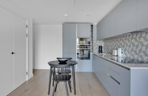 Cripplegate Apartment | Open plan Barbican 1BR, by Blueground