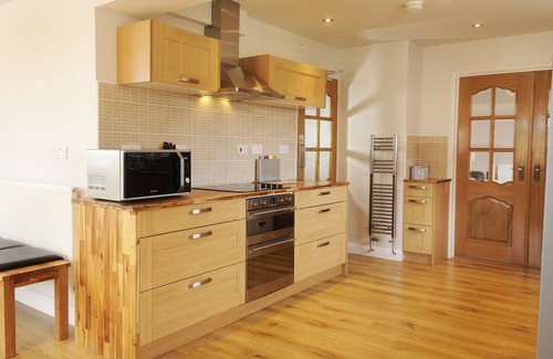 Whitby House | Open Plan modern Cottage by Whitby Rugby Field with large drive & EV fast charge