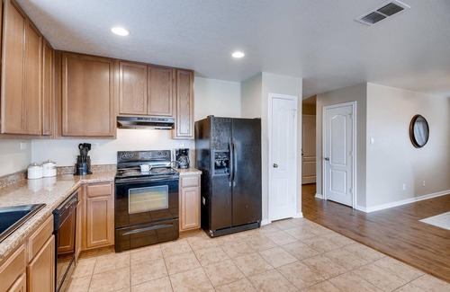 West San Antonio House | *OPEN*POOL/PARK-SEAWORLD/SIXFLAGS/Lackland/shopping *EXTREMELY CLEAN*