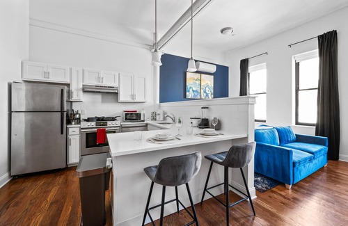 Downtown Newark Apartment | Open space lux studio 20 mins to NYC
