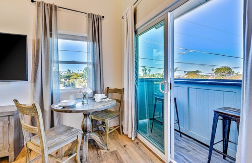 Sunset Cliffs Cottage | Open, sunlit condo with ocean glimpses, fast WiFi, central A/C, & a full kitchen