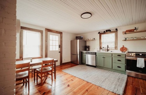 Black Mountain Cabin | *OPEN! - support local* 5 min to dwntwn Blk Mtn