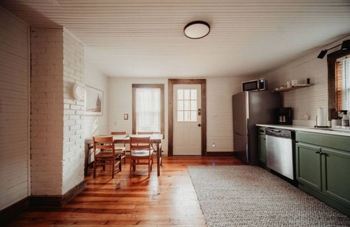 Black Mountain Cabin | *OPEN! - support local* 5 min to dwntwn Blk Mtn