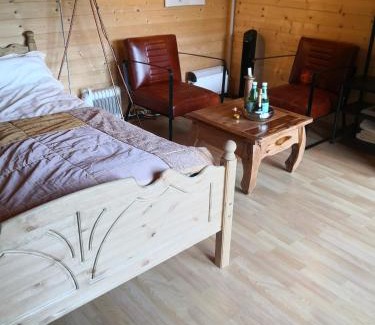 Klingberg House | Optimierter 25qm Holz Bungalow mit neuem Massivholzbett, Garten mit Grillmöglichkeit, Parkplatz, Radler Willkommen!