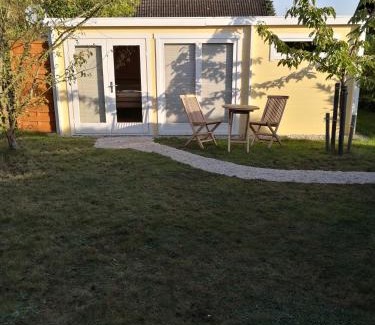 Klingberg House | Optimierter 25qm Holz Bungalow mit neuem Massivholzbett, Garten mit Grillmöglichkeit, Parkplatz, Radler Willkommen!