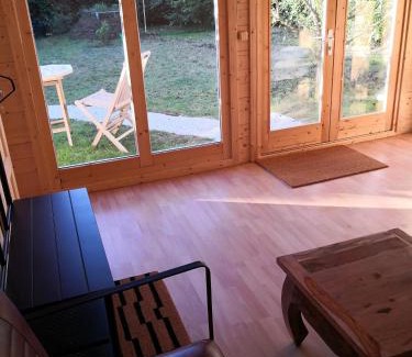 Klingberg House | Optimierter 25qm Holz Bungalow mit neuem Massivholzbett, Garten mit Grillmöglichkeit, Parkplatz, Radler Willkommen!
