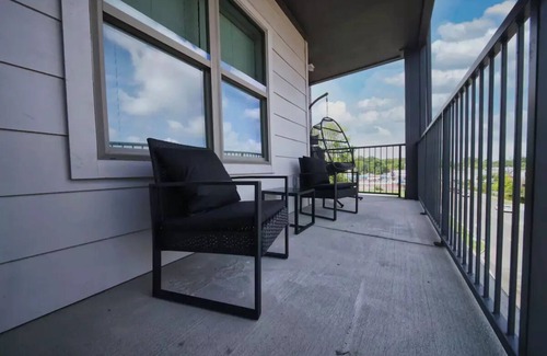 Forest Park Apartment | Optimum - Rock Out and Relax!