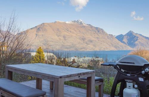 Queenstown House | Opuke House- Free Parking- Lake views- BBQ- Spa