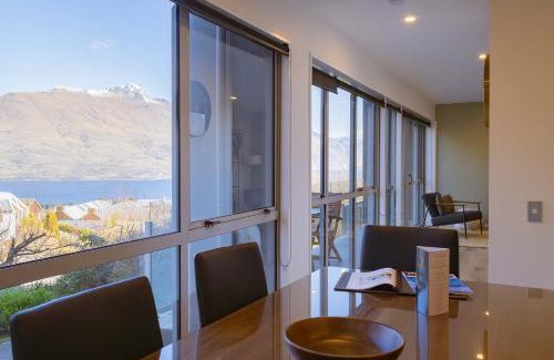 Queenstown House | Opuke House- Free Parking- Lake views- BBQ- Spa