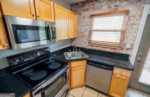 Mechanicsville House | Opuluxe Charming 2BR with 5 beds and Balcony