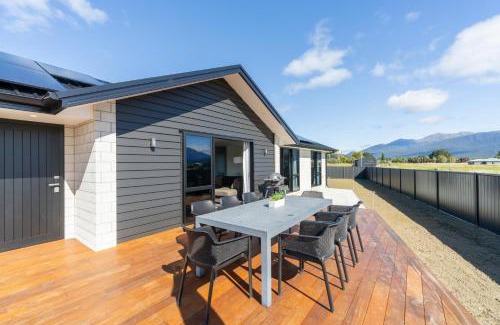 Te Anau House | Oraka Scenery - Te Anau Holiday Home