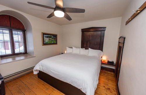 Baie-St-Paul Hotel | Orange Bistro