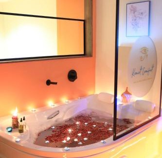 Heliopolis Apartment | Orange Blossom 5 min Airport Jacuzzi Suite, Massager
