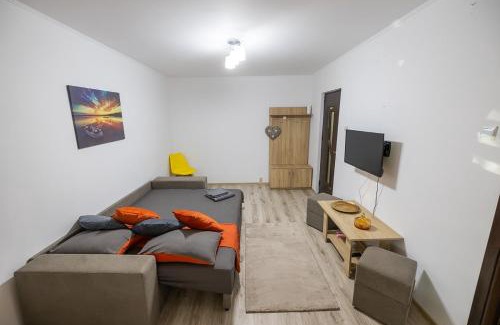 Pitesti Apartment | Orange Studio