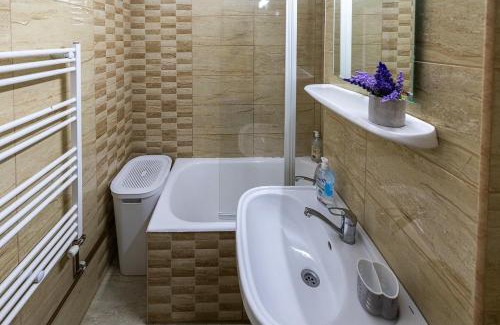 Pitesti Apartment | Orange Studio