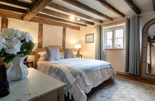 Broadway Apartment | Orchard Cottage - Beautiful Home near Broadway!