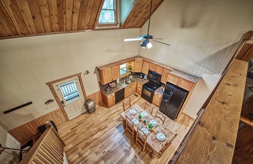 Ellijay Cabin | Orchard House - 4BR/3.5B ✔Hot Tub✔ Pet Friendly✔ Firepit✔ Grill✔ Gameroom✔