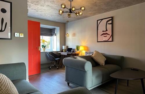 Swindon House | Orchard House - Suitable for both Family and Business Travellers, Walk in distance to pubs, restaurants, Supermarket, Free Wifi & Free Parking, Outdoor Garden
