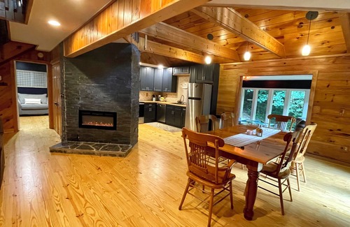 Ellijay Cabin | Orchard Mountain Cabin, Enchanting Retreat – Exclusive Lakefront Sanctuary