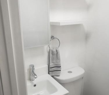 Collingdale House | Orchard Room by the Airport - Shared Space
