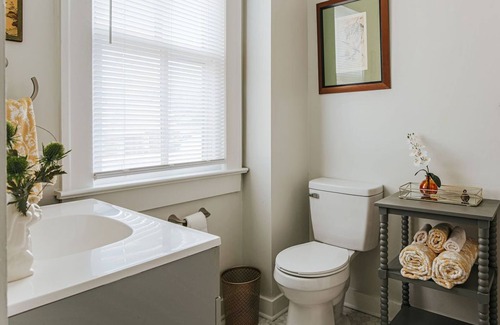 Staunton Apartment | Orchid Suite: Newtown Apartment Walk Downtown